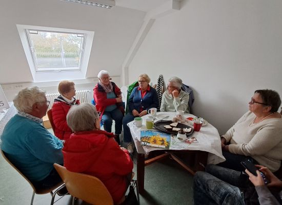 Nach­bar­schafts­hilfe: Zu Gast beim Herbst­fest im Haus Hermann