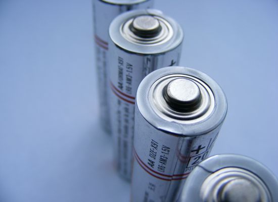Kurz erklärt: Batterien gehören nicht in den Haus­müll