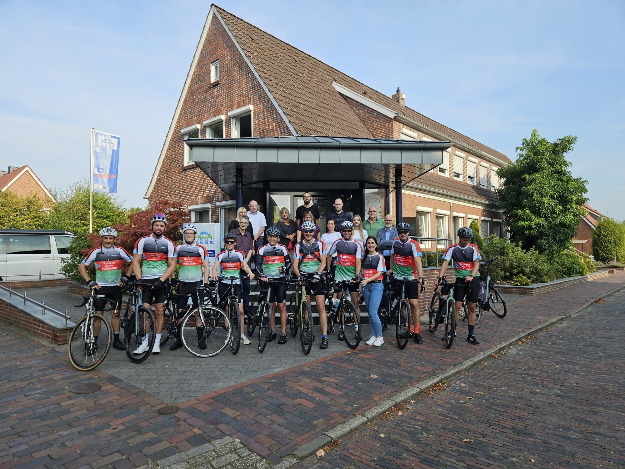 Spenden BenefizRad­tour macht Station beim Bau­verein Leer